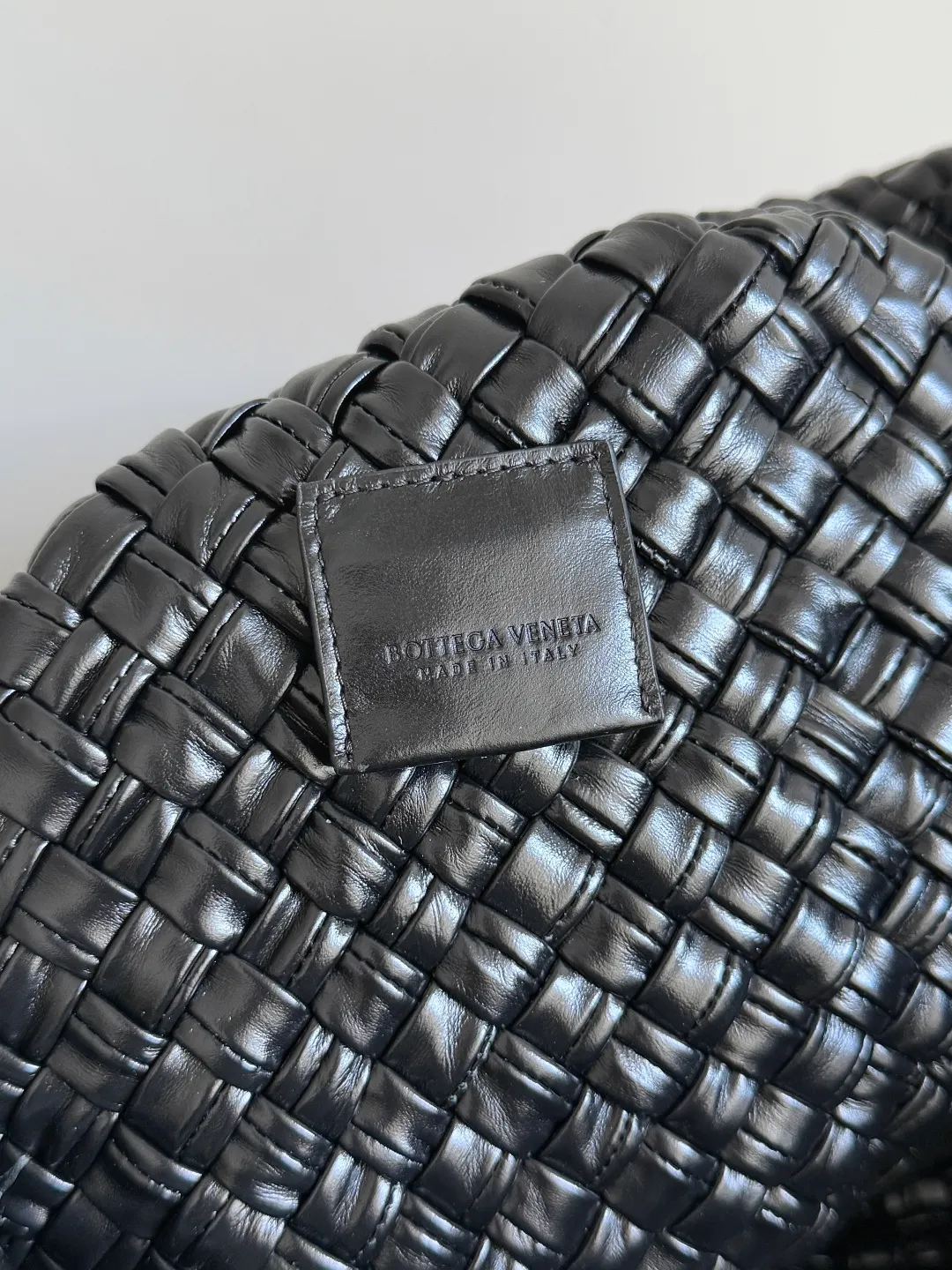 Batch 5760 BOTTEGA VENETA new product large Tosca Baci Baci means Kiss in Italian. Different from the previous Tosca style, this time the entire handbag presents a triangular shape design, and the handle is also designed with a single handle. The delicateness of each stitch of the craftsman's weaving, and the warmth of the handwork are like freshly baked bread! This is a bag that only experienced craftsmen can weave. The lightweight material and large capacity make it easy to carry whether you are an office worker or a student party😍Not only that, this bag is full of fashion, making you the center of attention whether it is a daily outing or an important occasion👀 Style number: 765373 Size: 46*34.5*13.5cm